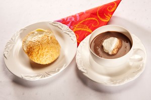 En bolle og varm kakao med flødeskum