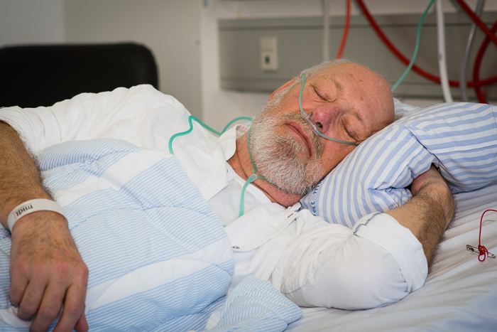 Billede af en patient, der sover i en hospitalsseng.