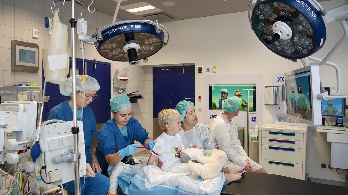 Barn bliver gjort klar til operation på operationsgangen