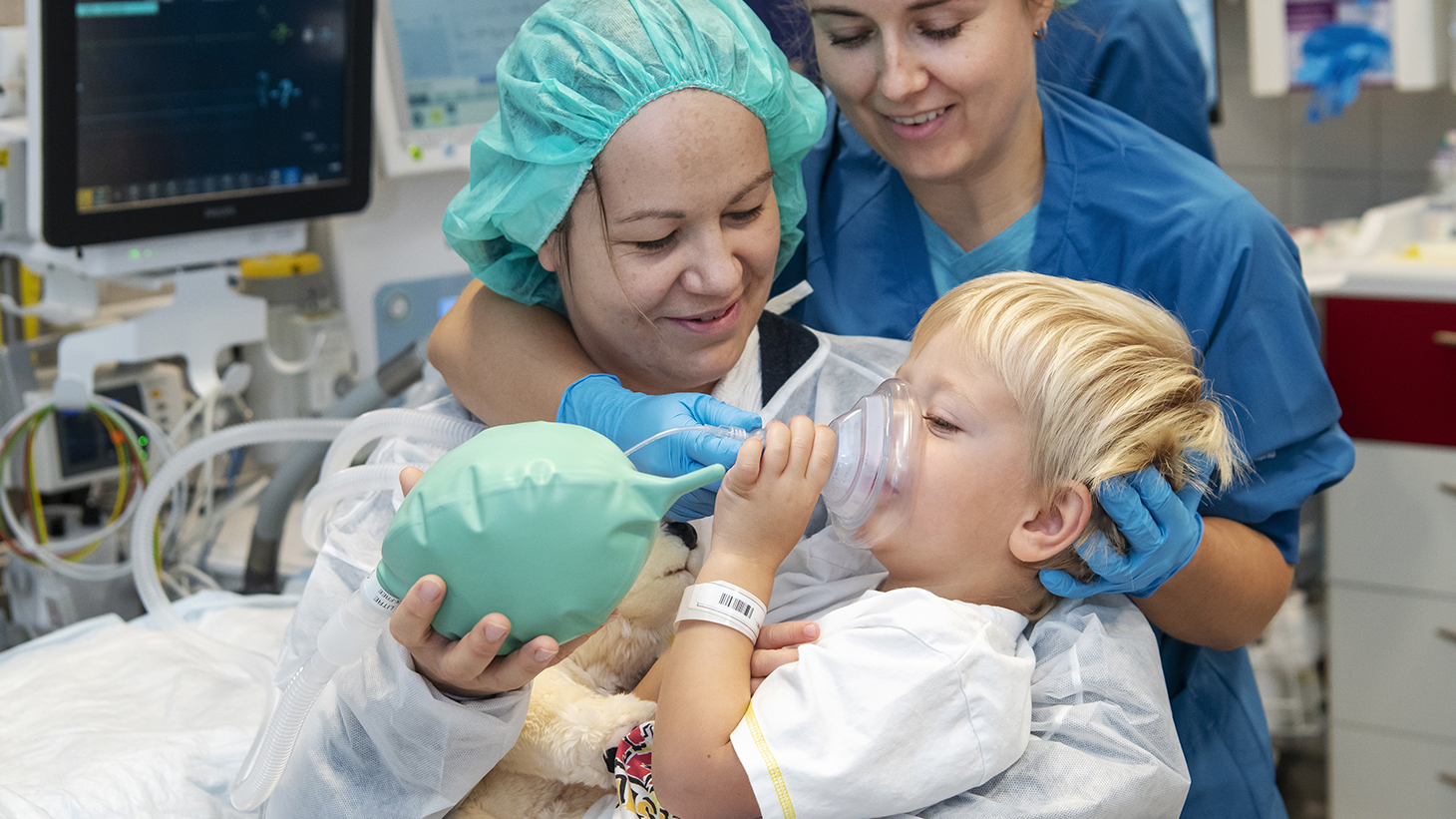 Barn bliver bedøvet med maske på operationsstuen