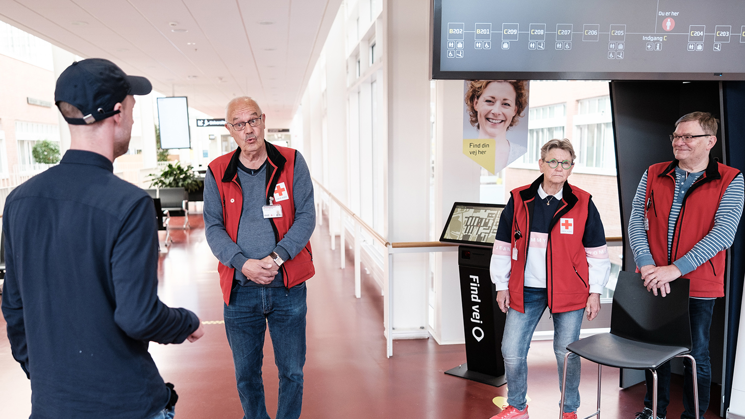 Patient spørger guider om vej ved Indgang C