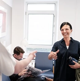 Patient hilser på personale ved ankomst til klinik
