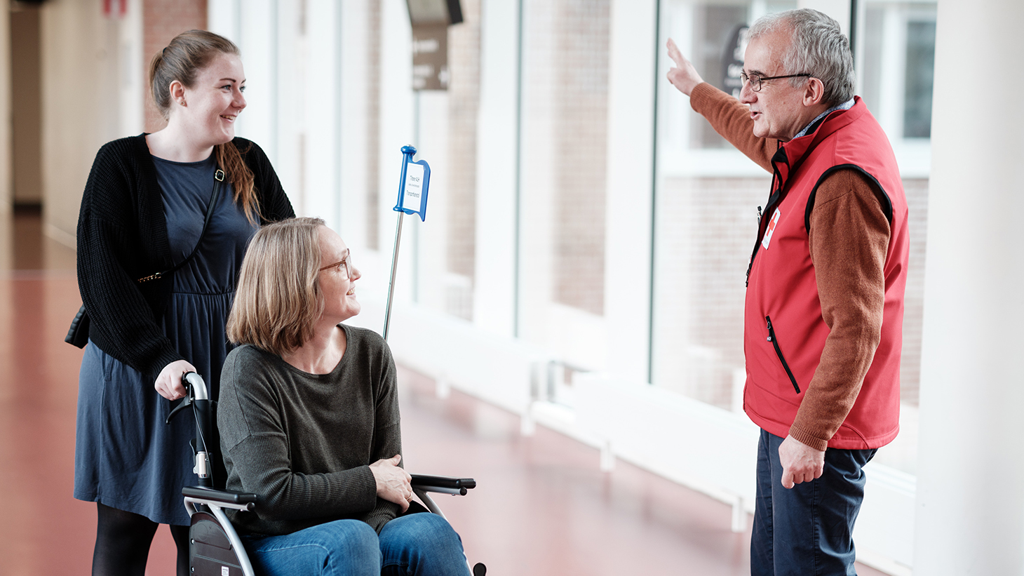 Patient i kørestol spørger om vej