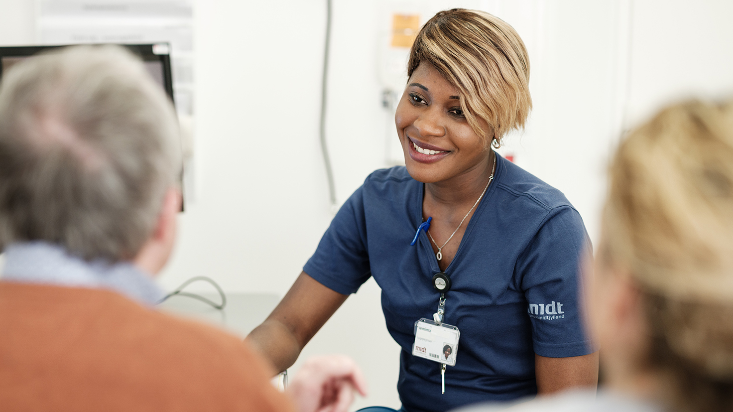 Patient og pårørende har en samtale med sundhedsfagligt personale.