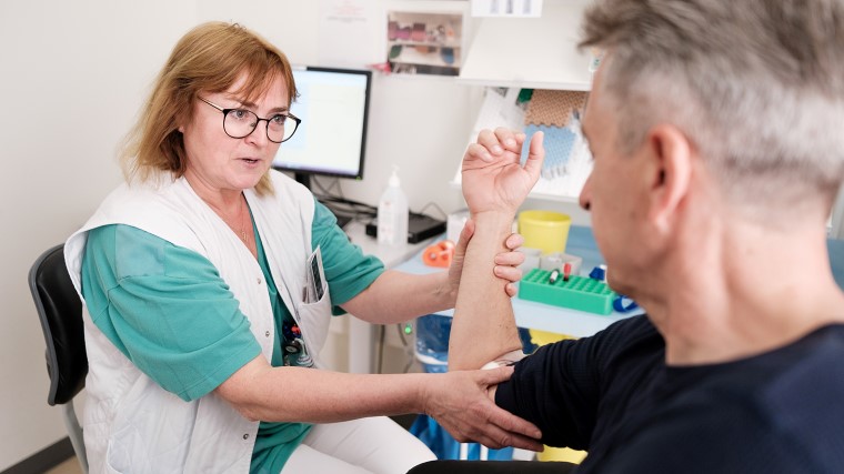 Bioanalytiker tager blodprøve på patient.