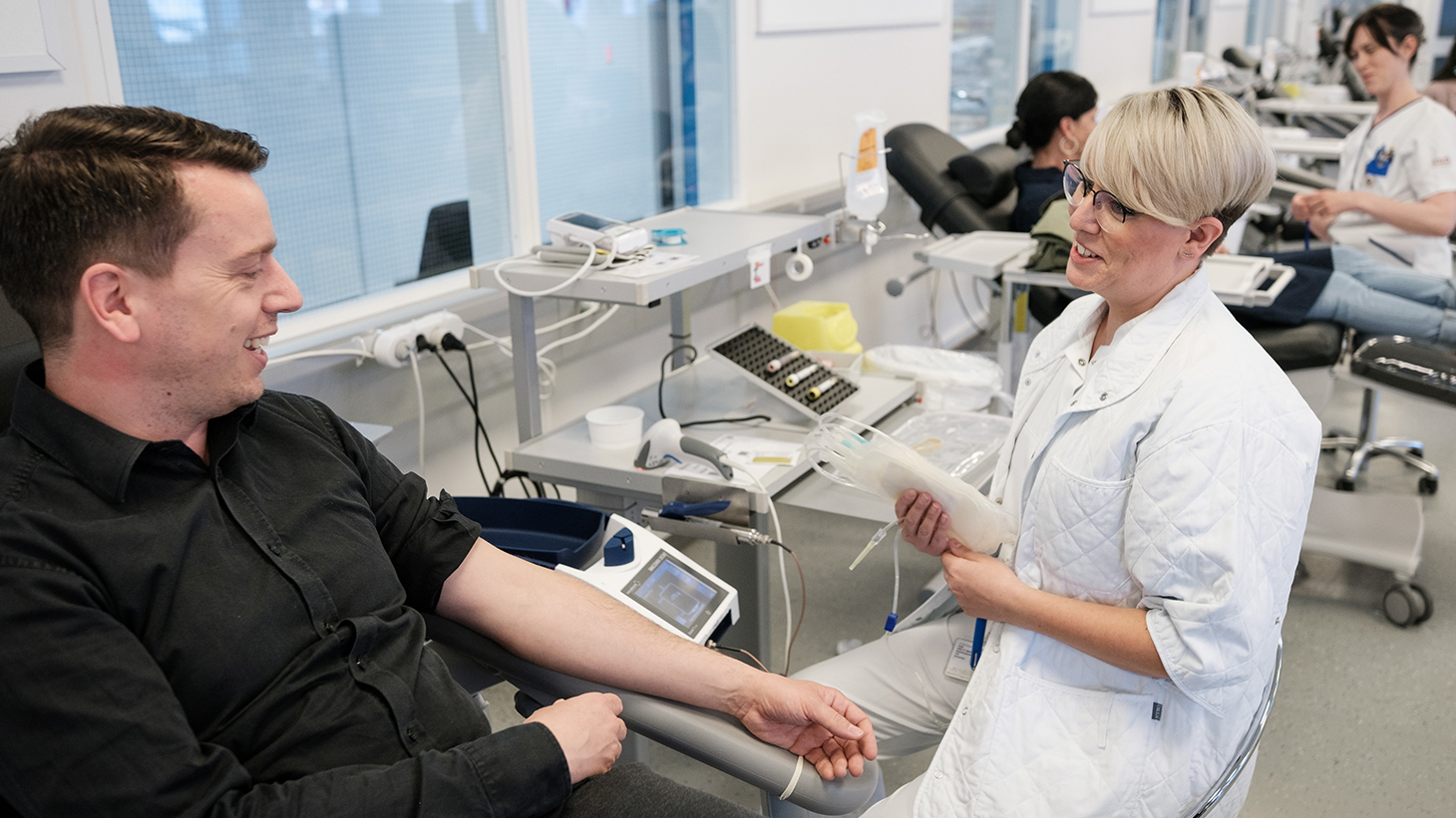 Personale gør klar til en tapning i klinikken