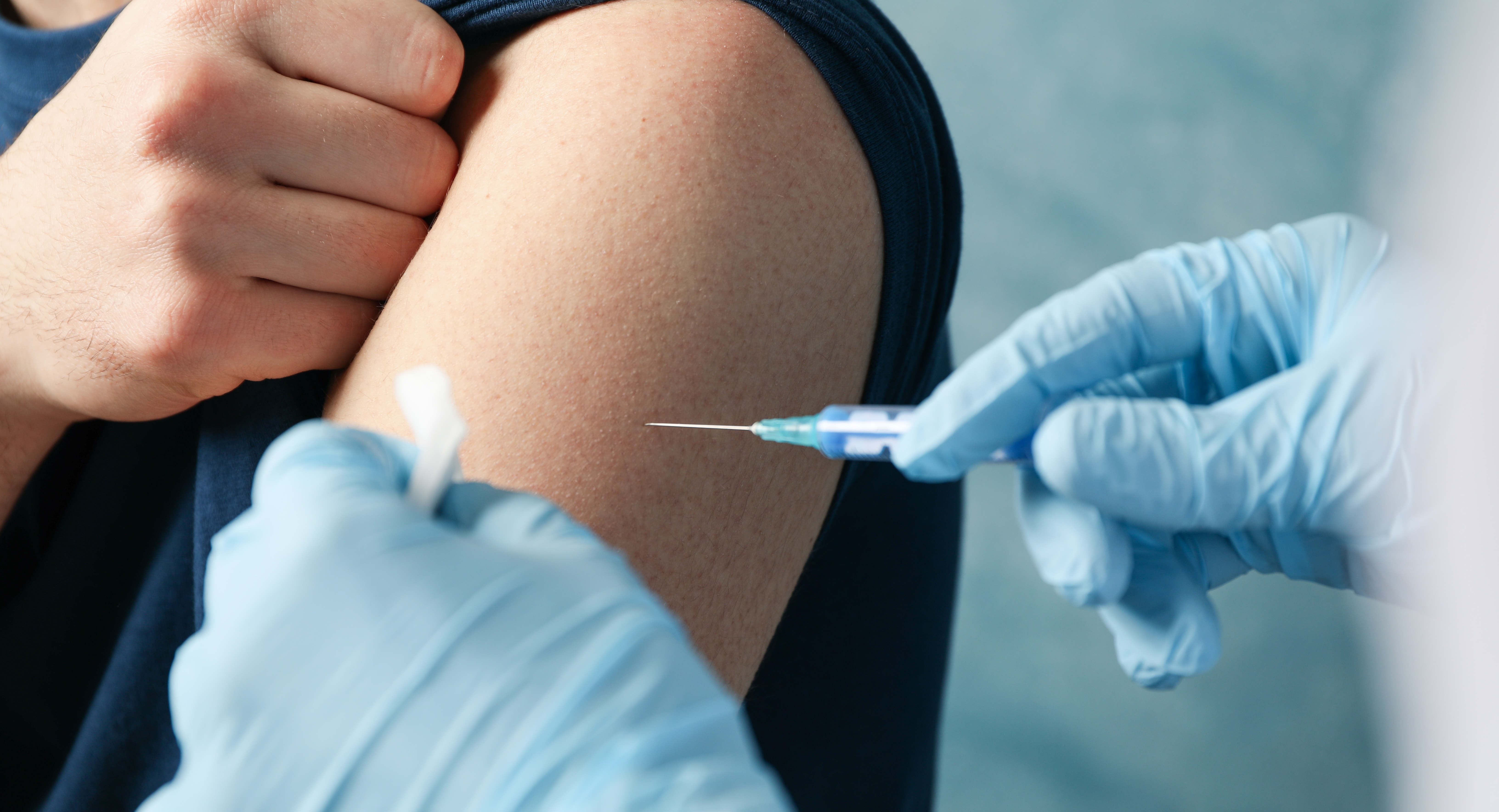 Person bliver vaccineret i skulderen