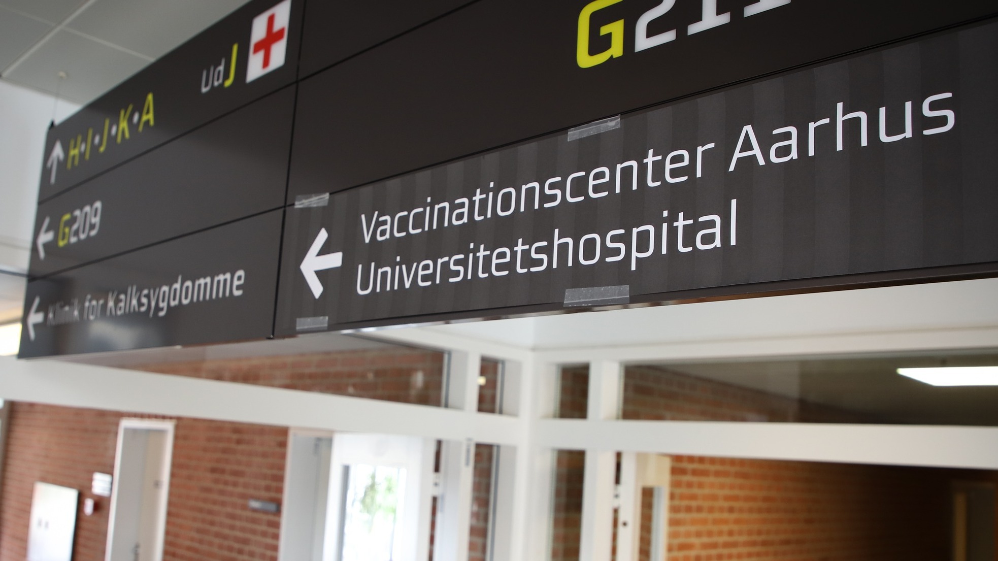 Skilt der viser vej til vaccinationscenter AUH