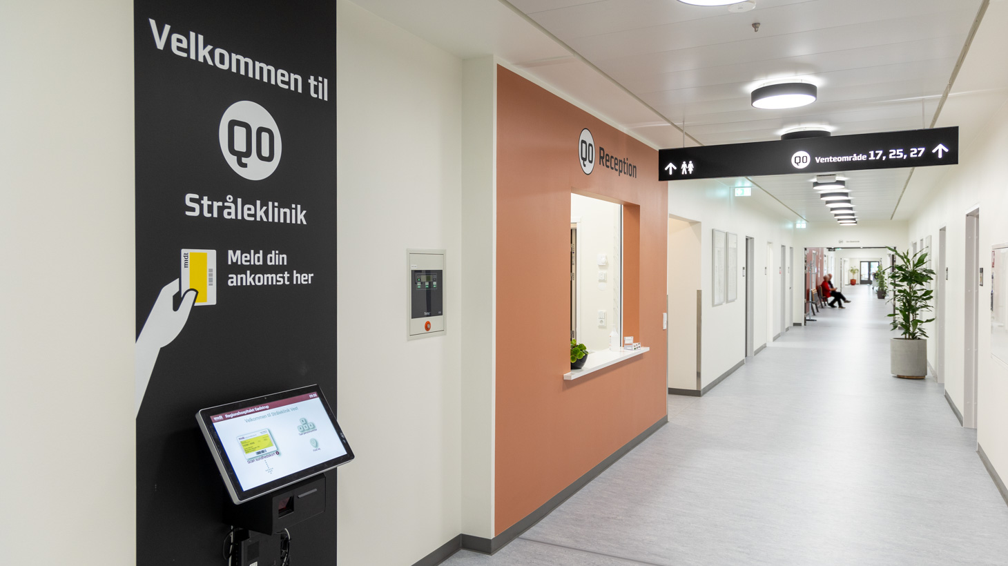 Patient taler med receptionist.