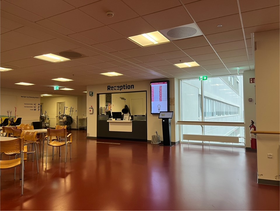 06 g&aring; til ankomstskanneren ved siden af receptionen.jpg