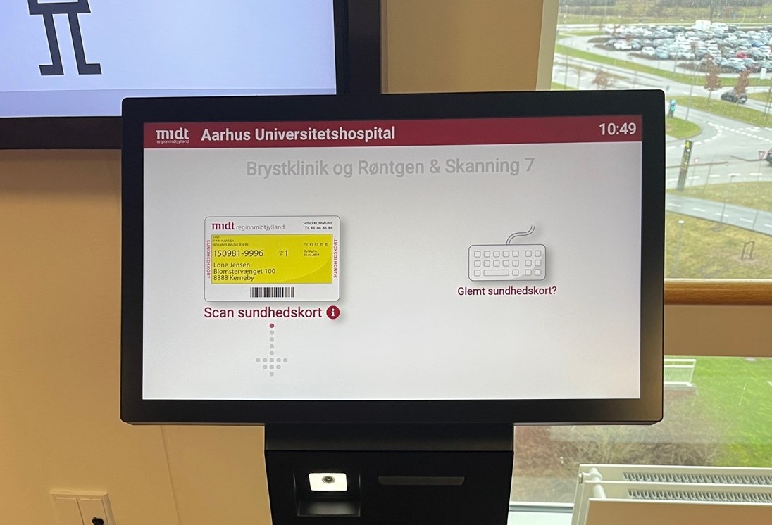 07 Scan sunhedskort eller indtast cpr nr.  Nederst p&aring; bonnen st&aring;r hvilket af 3 venteomr&aring;der du skal til.jpg