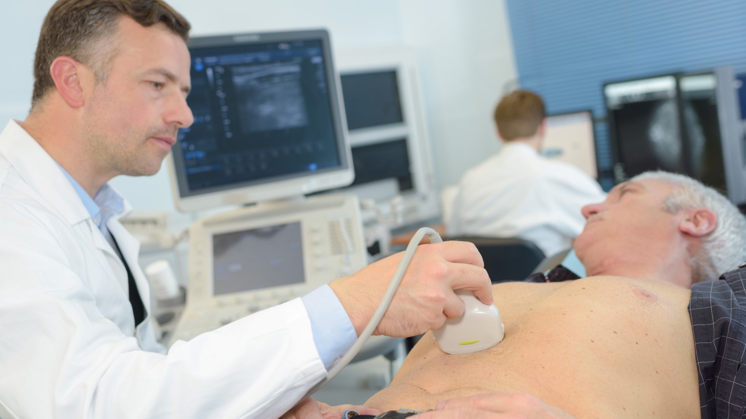 Patient bliver undersøgt med ultralyd